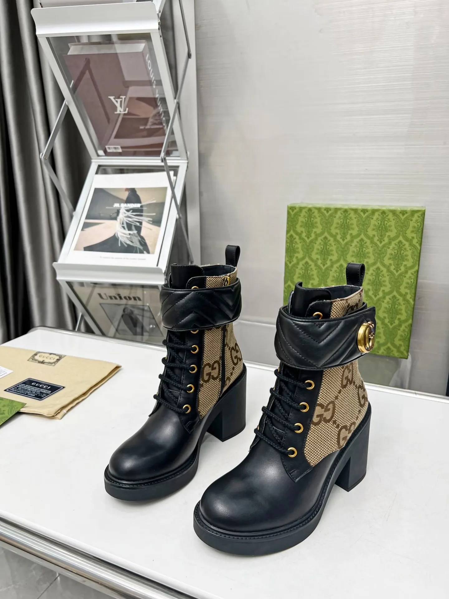 👟👟Ex-factory price 560👟👟 Autumn and winter GUCCI double G ankle boots with original open mold and electric embroidery magic belt khaki GG canvas logo elements, full of high-end feel. The side zipper is super easy to put on and take off. Fabric: cowhide. Lining/foot pad: cowhide. TPU outsole. Heel height 8cm. Size: 35-42#.